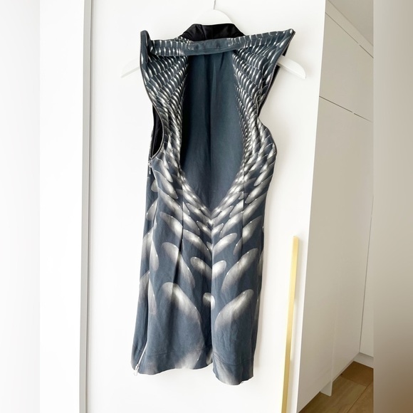 Designer dress 100% Silk plunging neckline - Picture 8 of 8